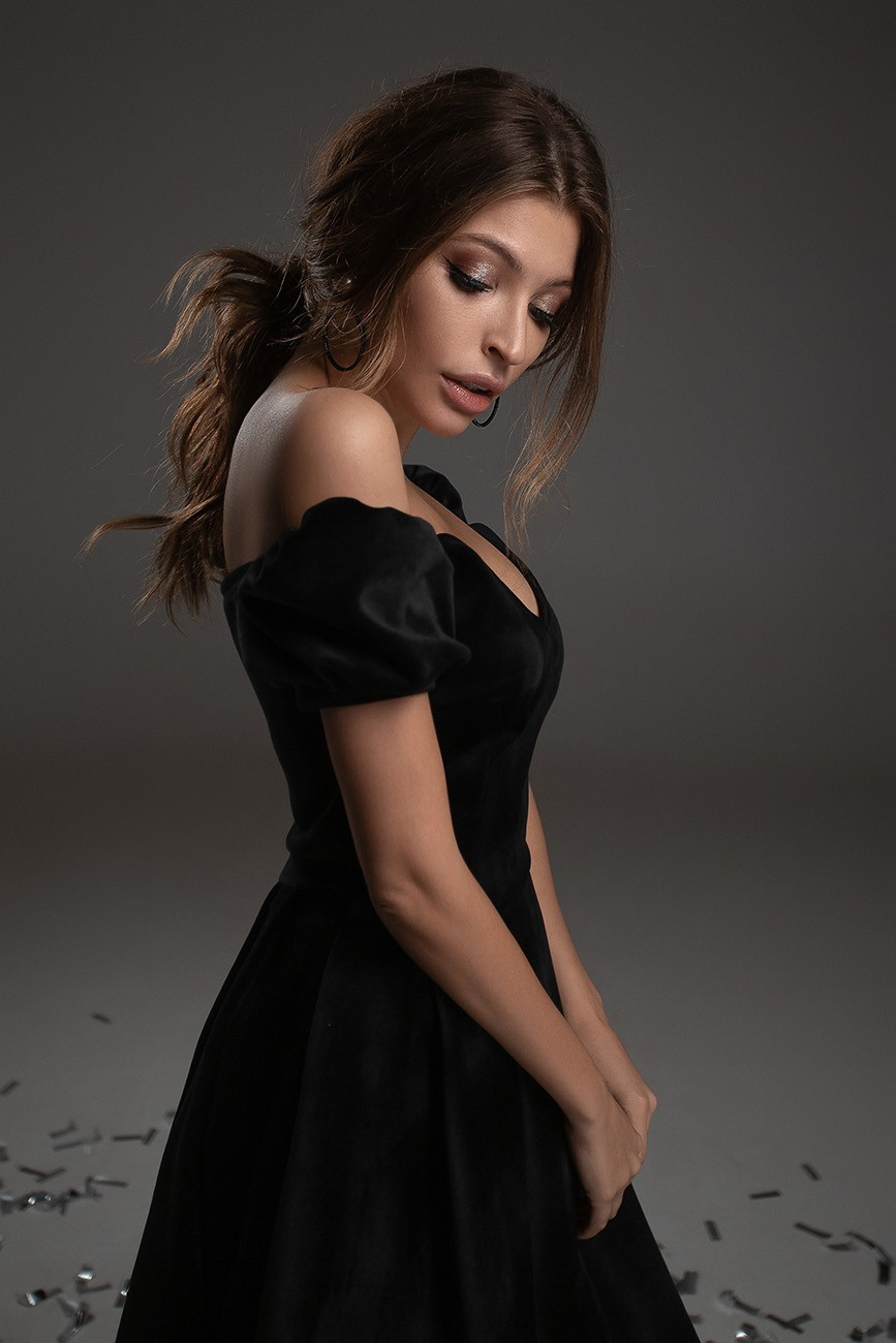 img-0620-2 Velvet dress with flashlight sleeves