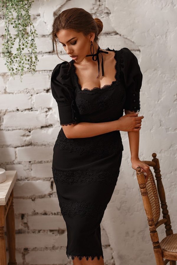 Silhouette dress with lace