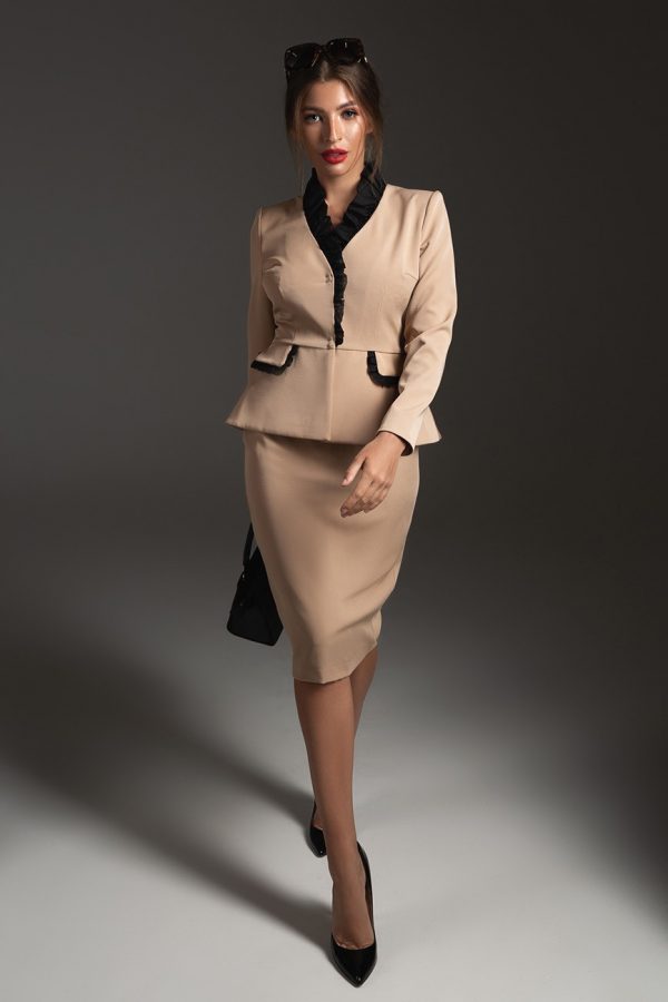 Elegant suit with silk