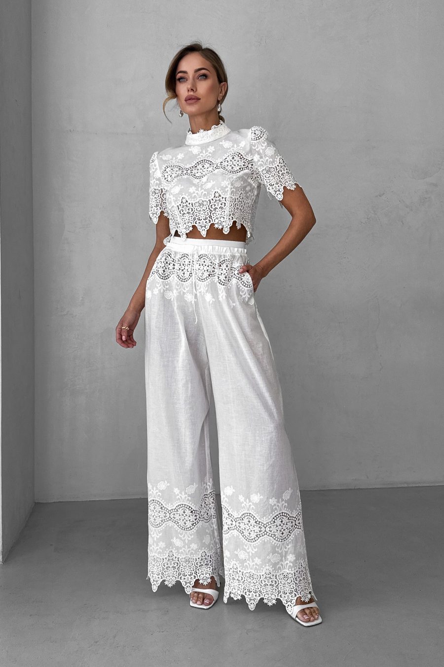 Lawn crop top with Roman embroidery