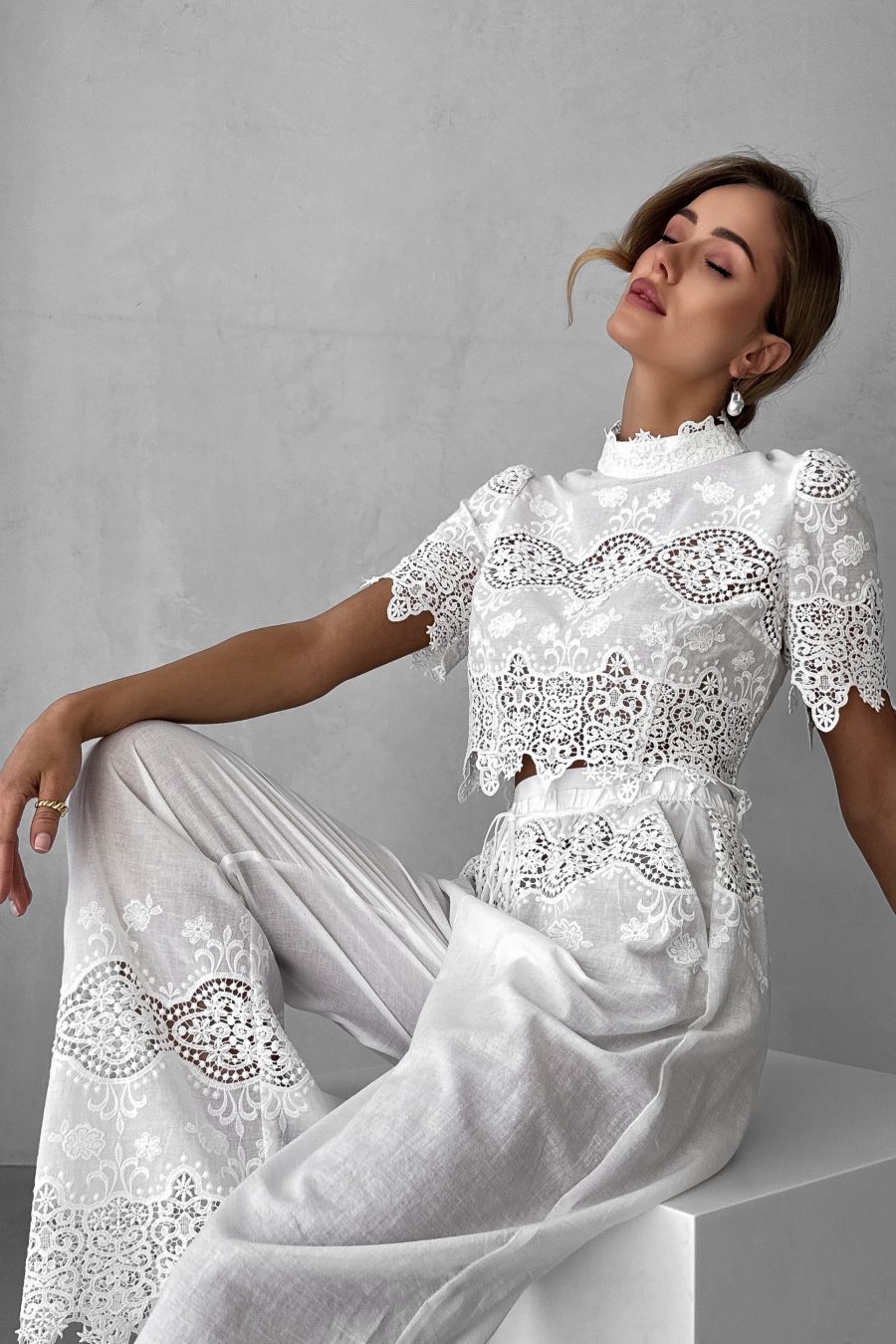 Lawn crop top with Roman embroidery