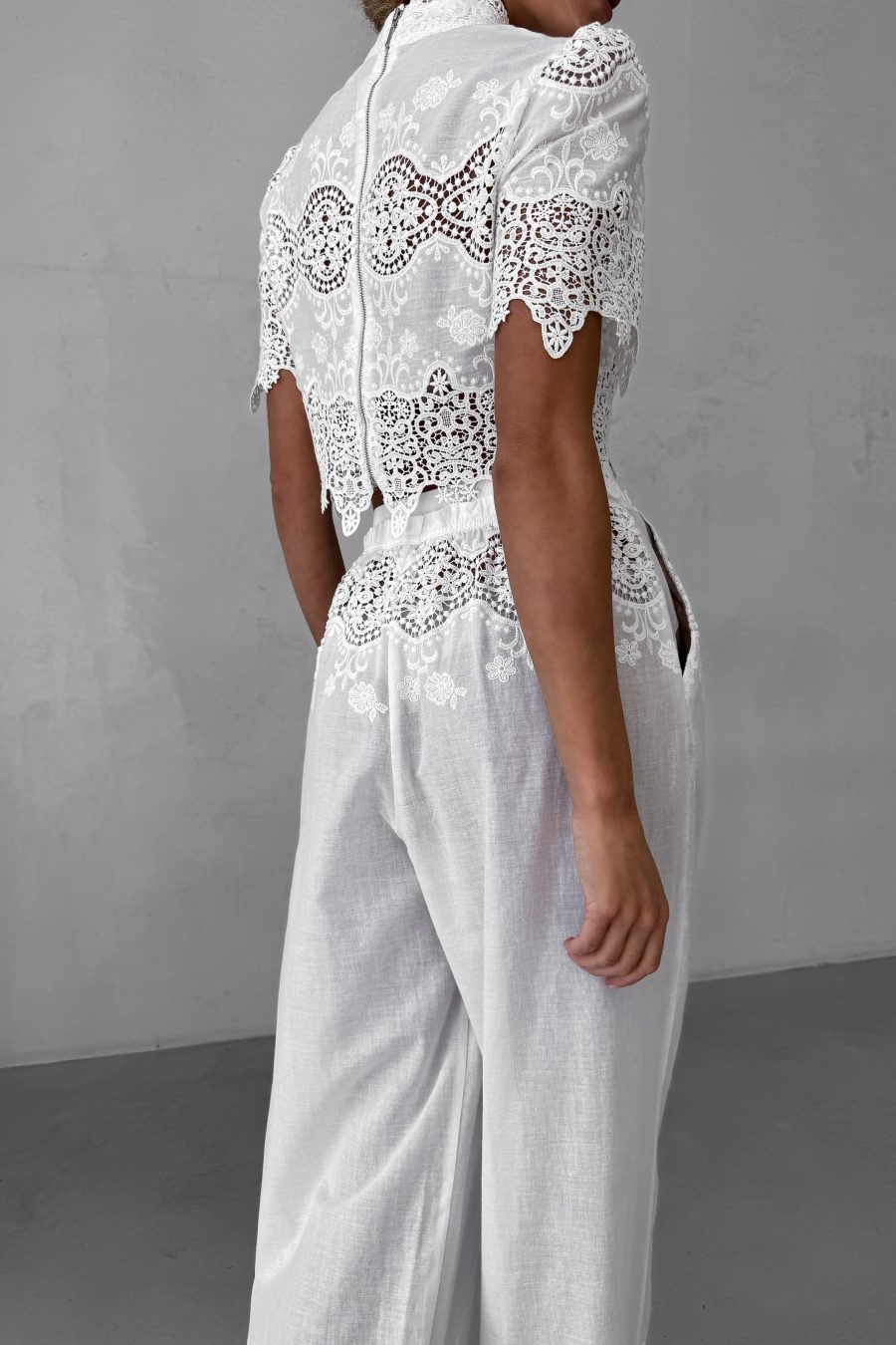 Lawn crop top with Roman embroidery