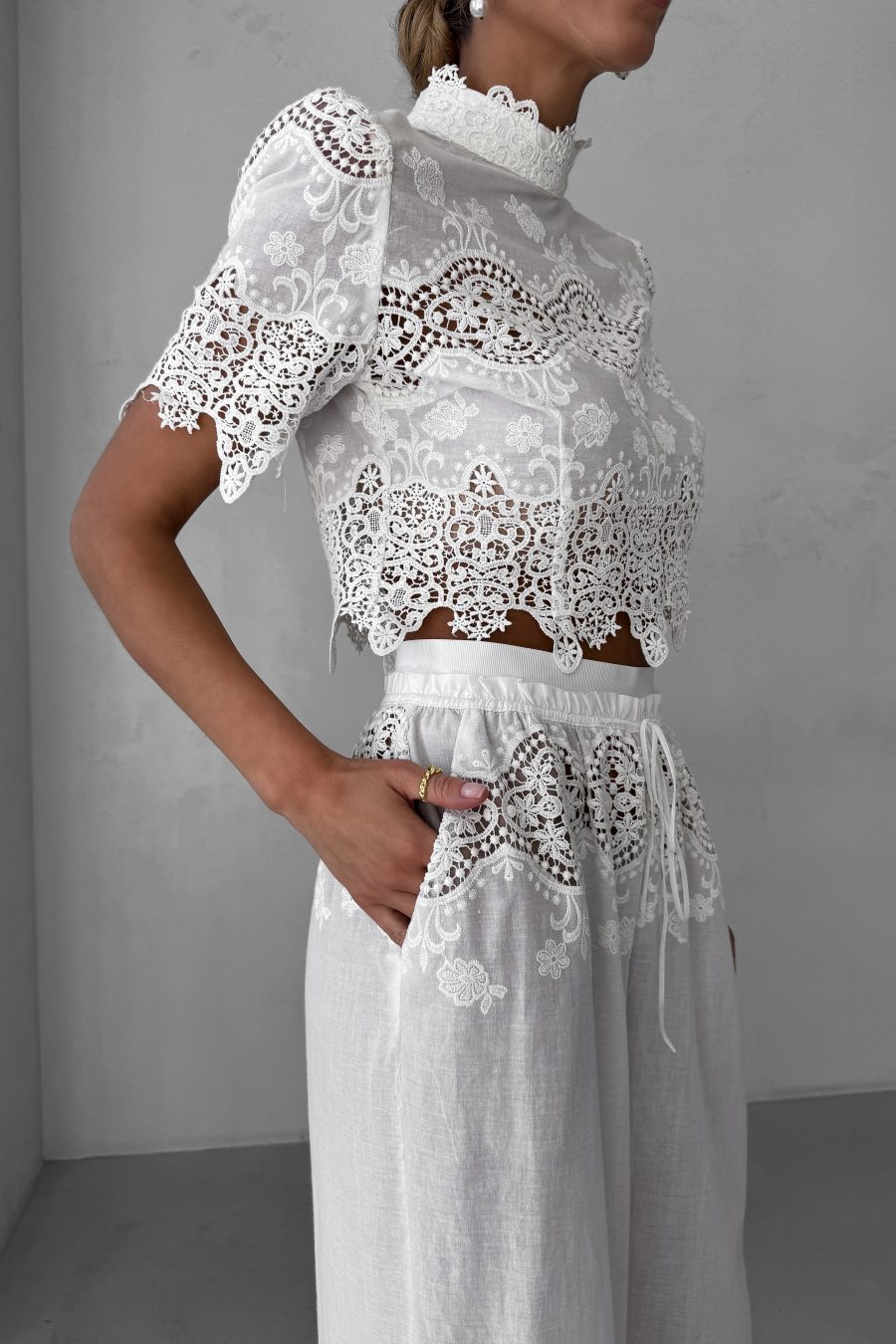Lawn crop top with Roman embroidery