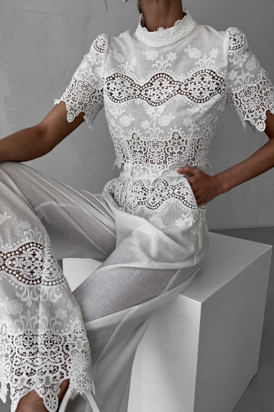 Lawn crop top with Roman embroidery