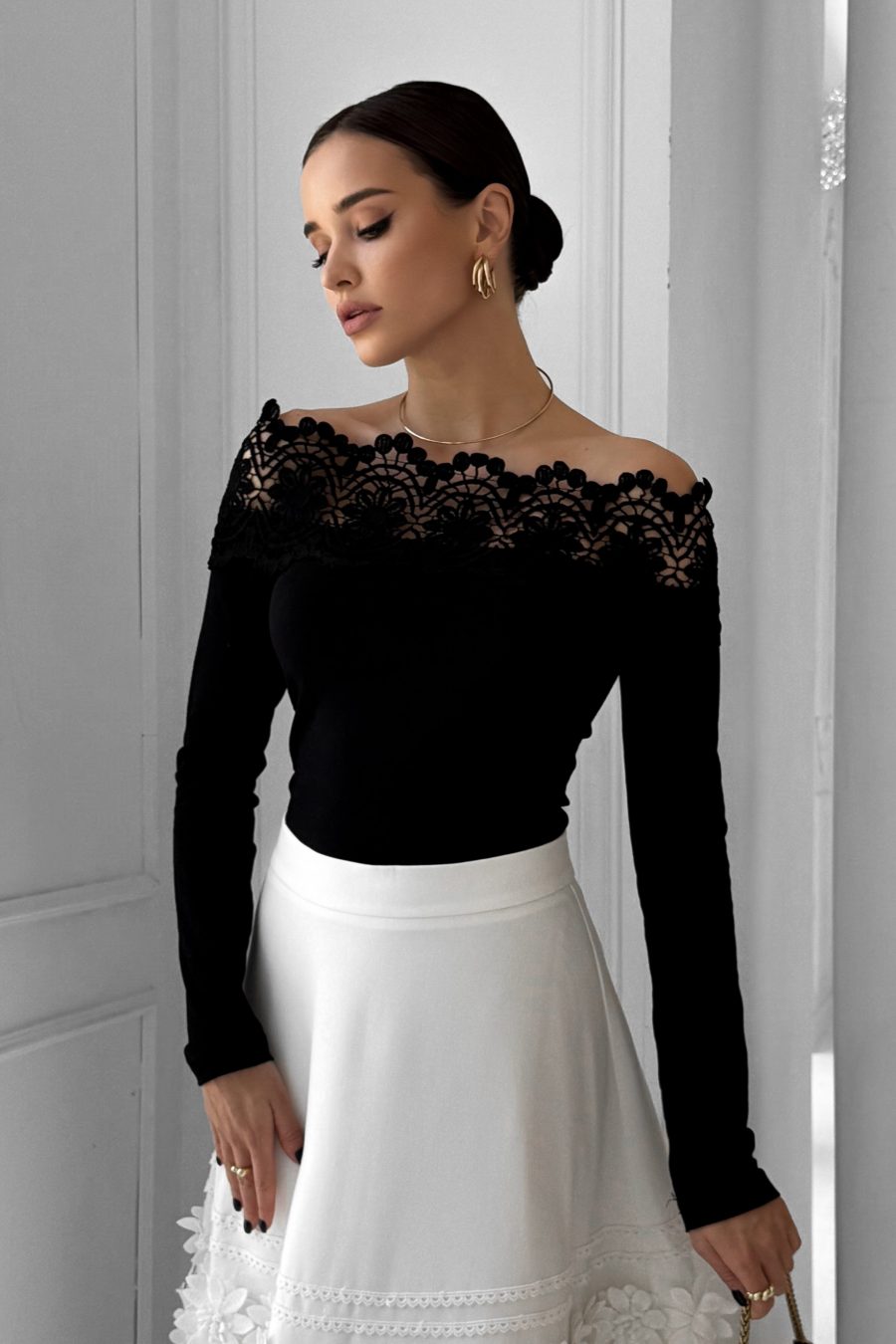 Knitted cotton bodysuit with lace, off-shoulder