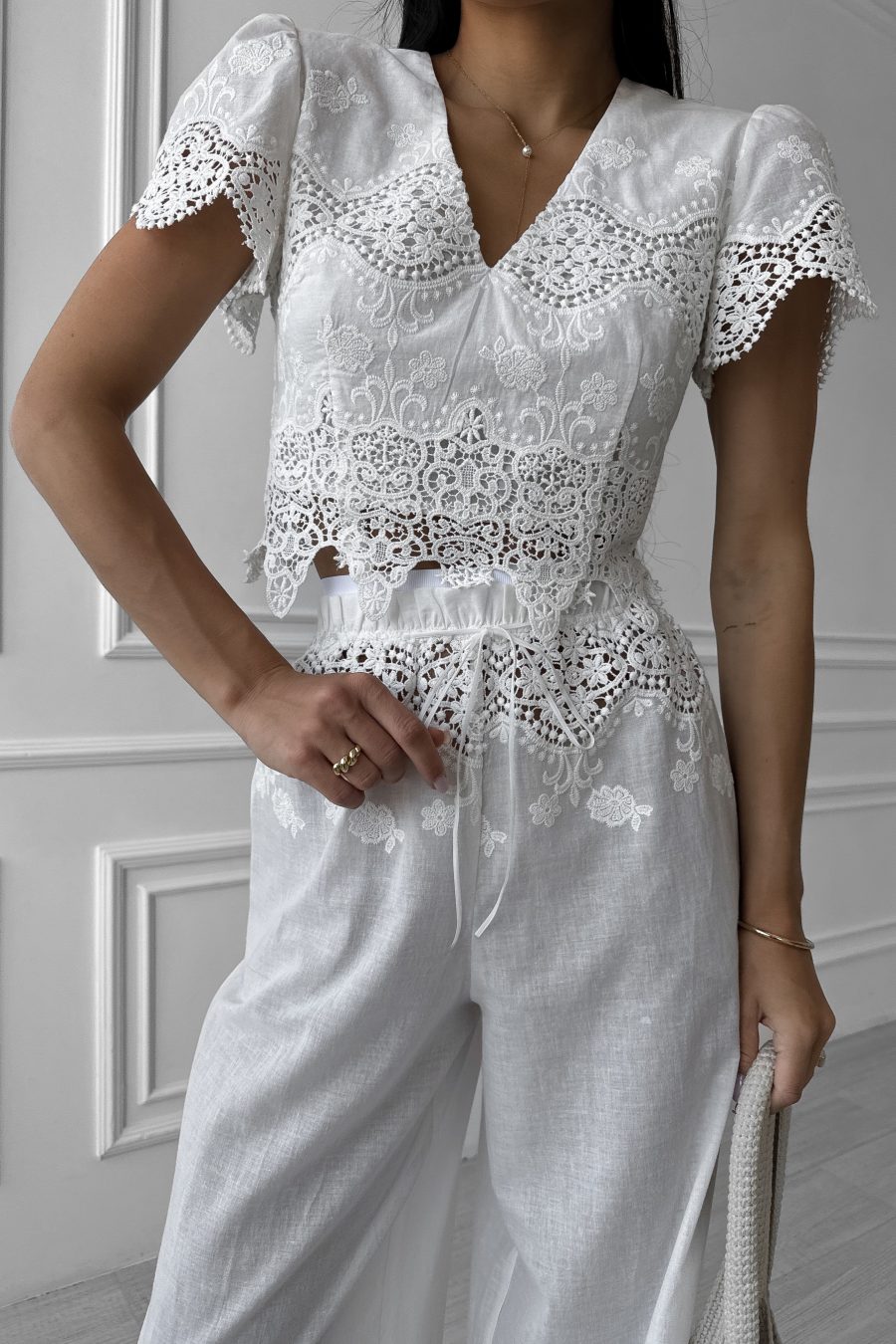 Top in cambric with Roman embroidery, sharp neckline