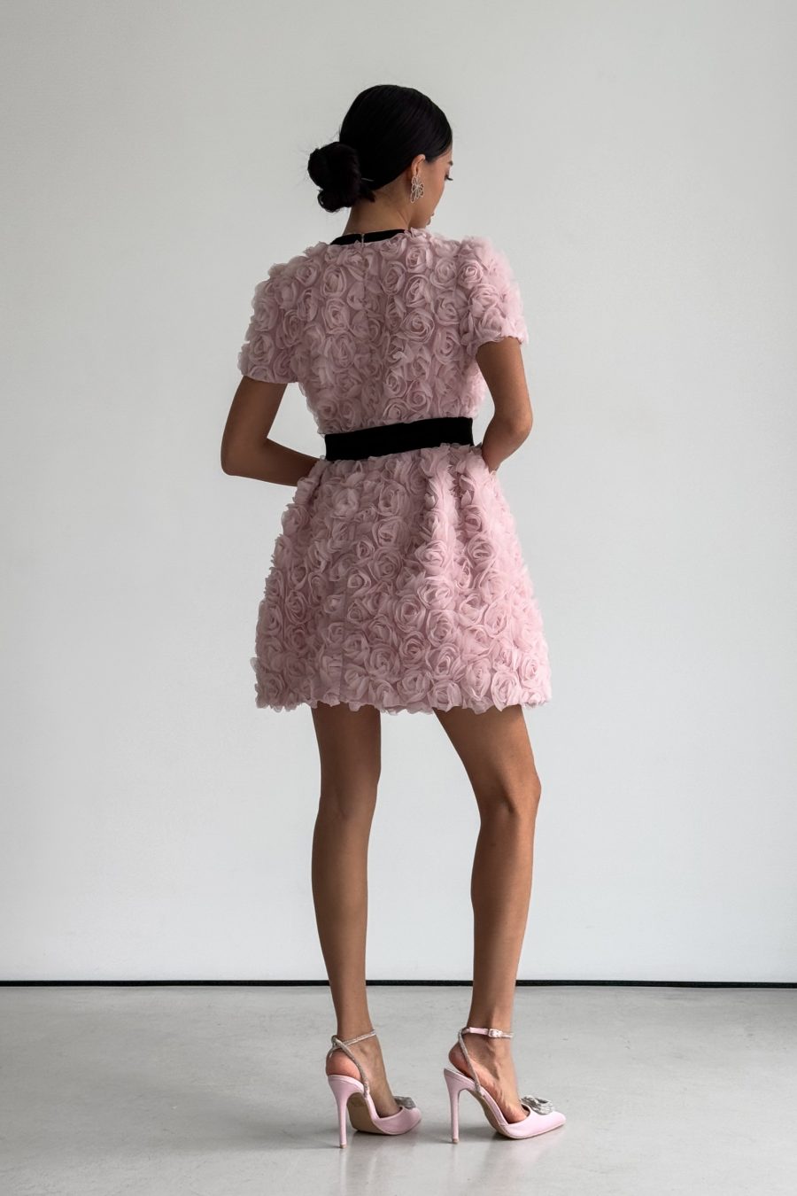 Short dress of Roses with velvet trim and belt