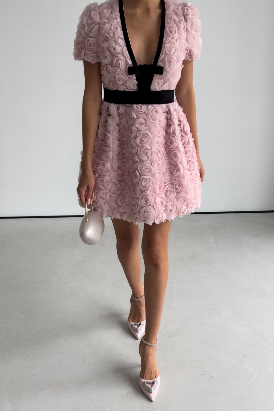 Short dress of Roses with velvet trim and belt