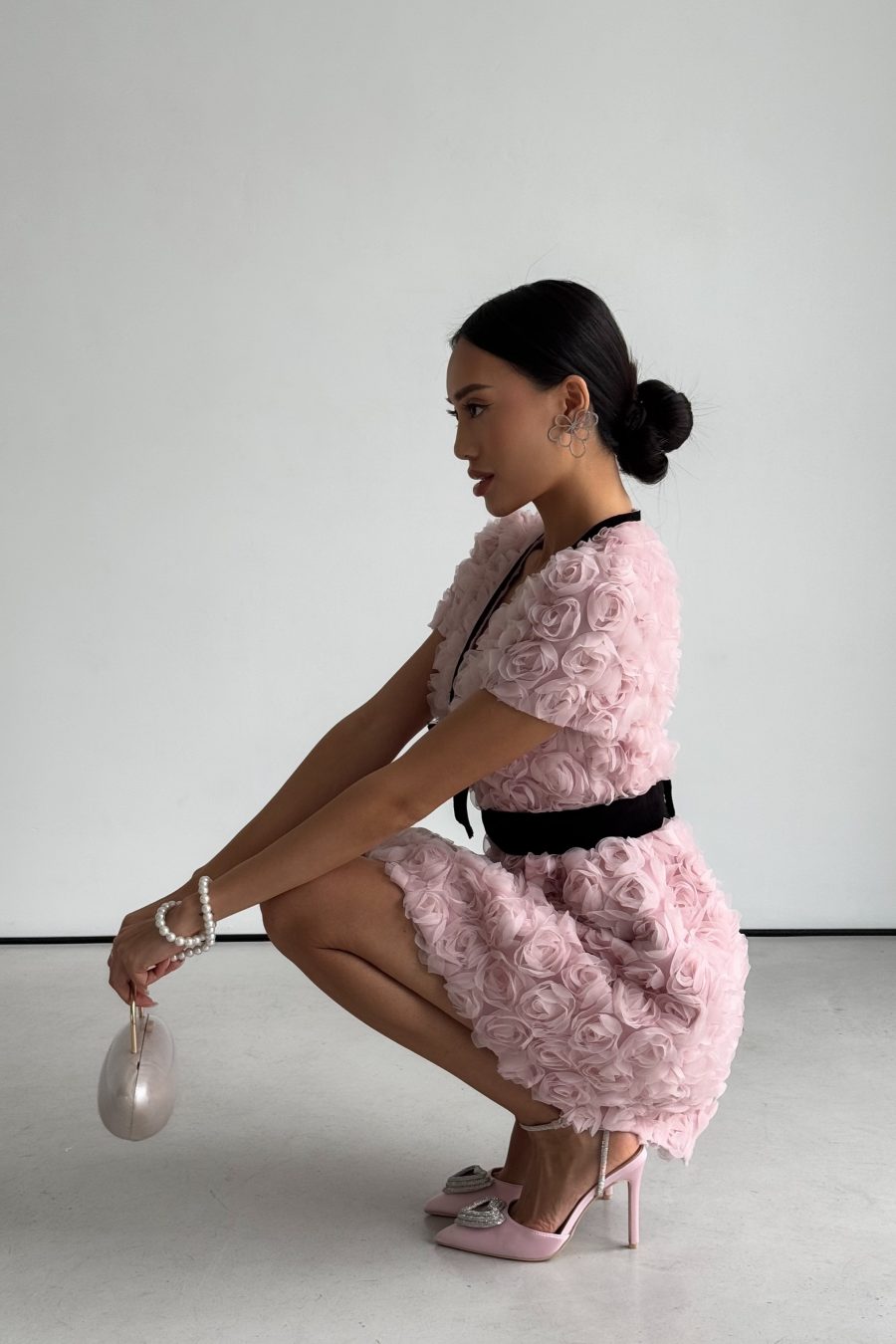 Short dress of Roses with velvet trim and belt