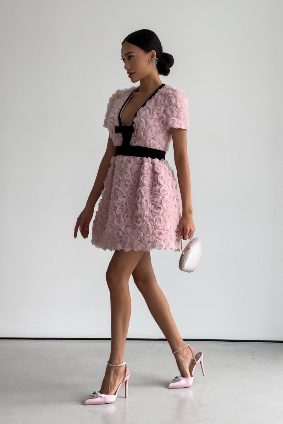 Short dress of Roses with velvet trim and belt