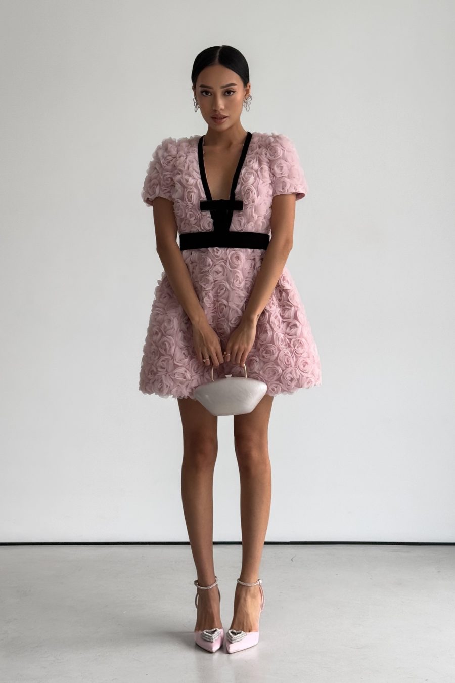 Short dress of Roses with velvet trim and belt