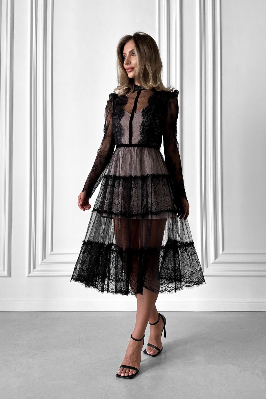 Transparent speckled dress with lace, beige lining
