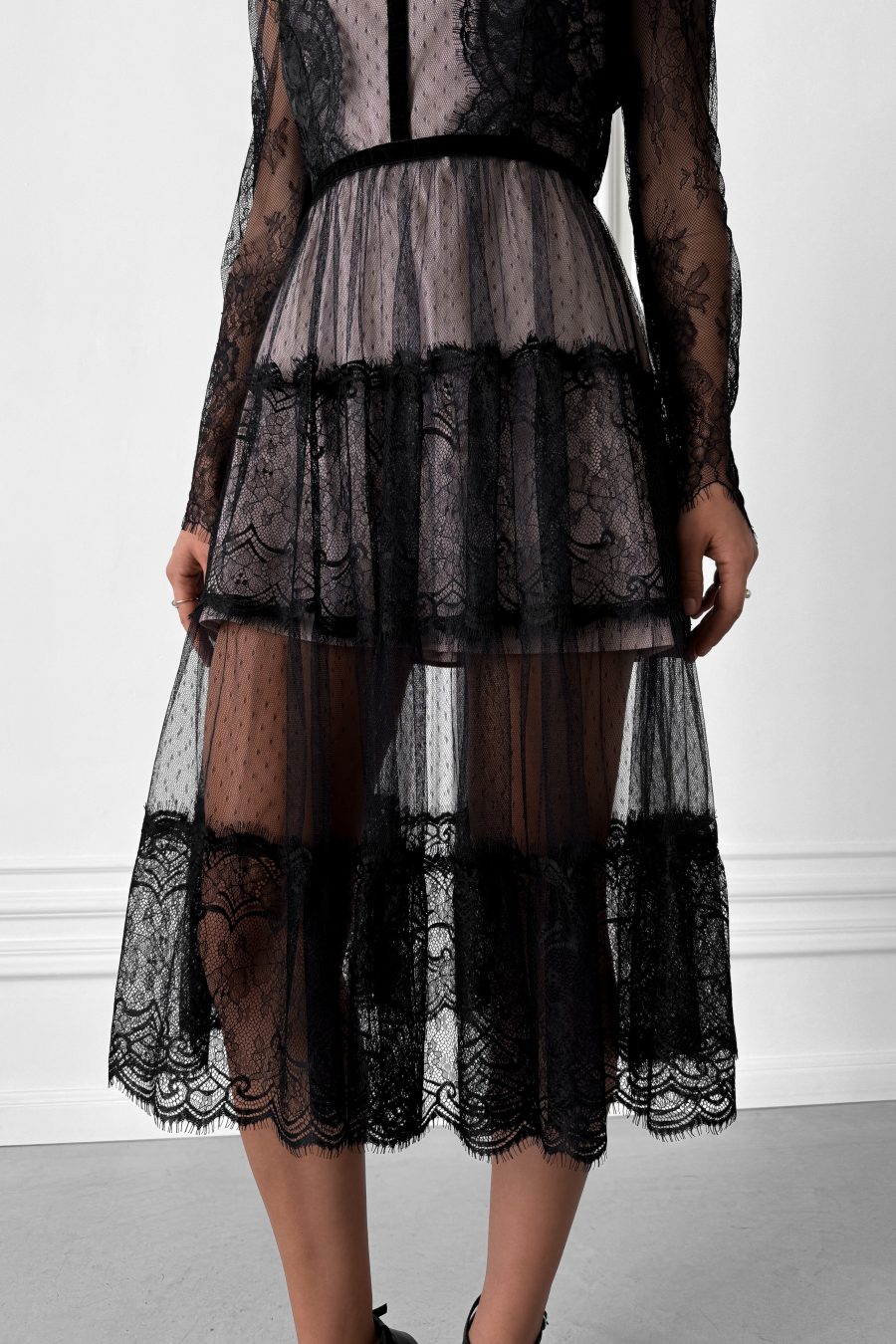 Transparent speckled dress with lace, beige lining