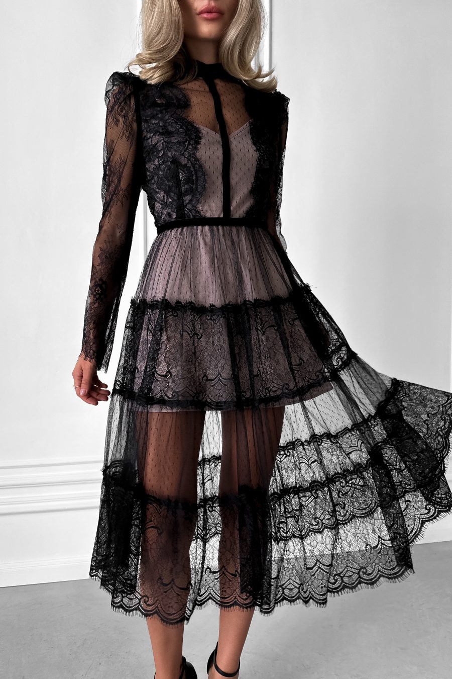 Transparent speckled dress with lace, beige lining