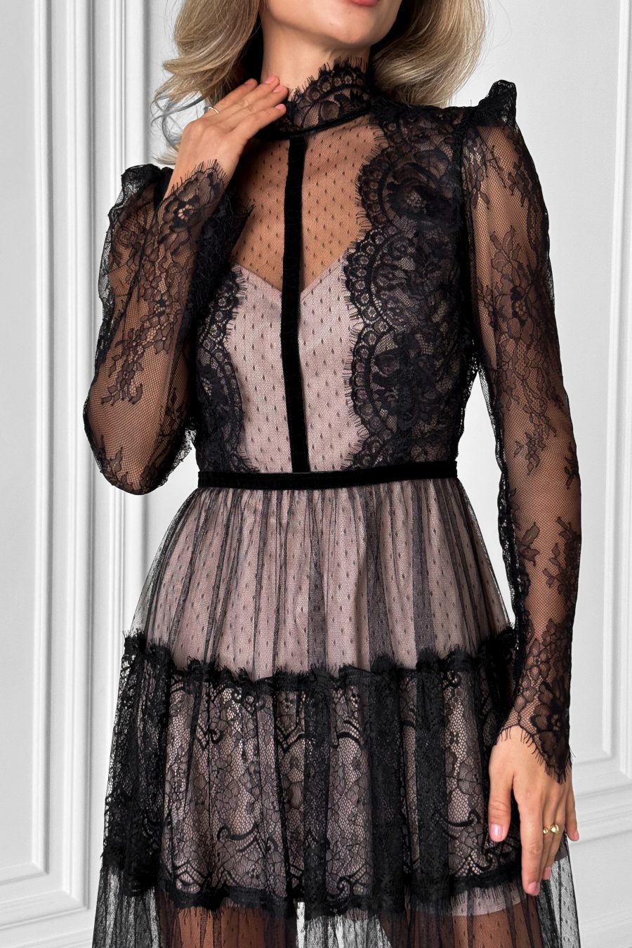 Transparent speckled dress with lace, beige lining