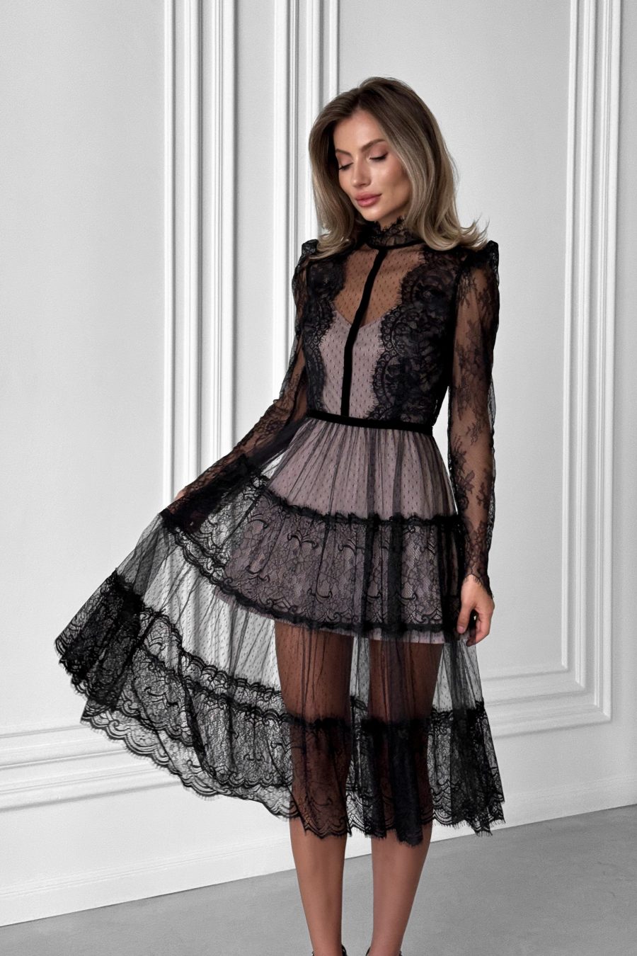 Transparent speckled dress with lace, beige lining