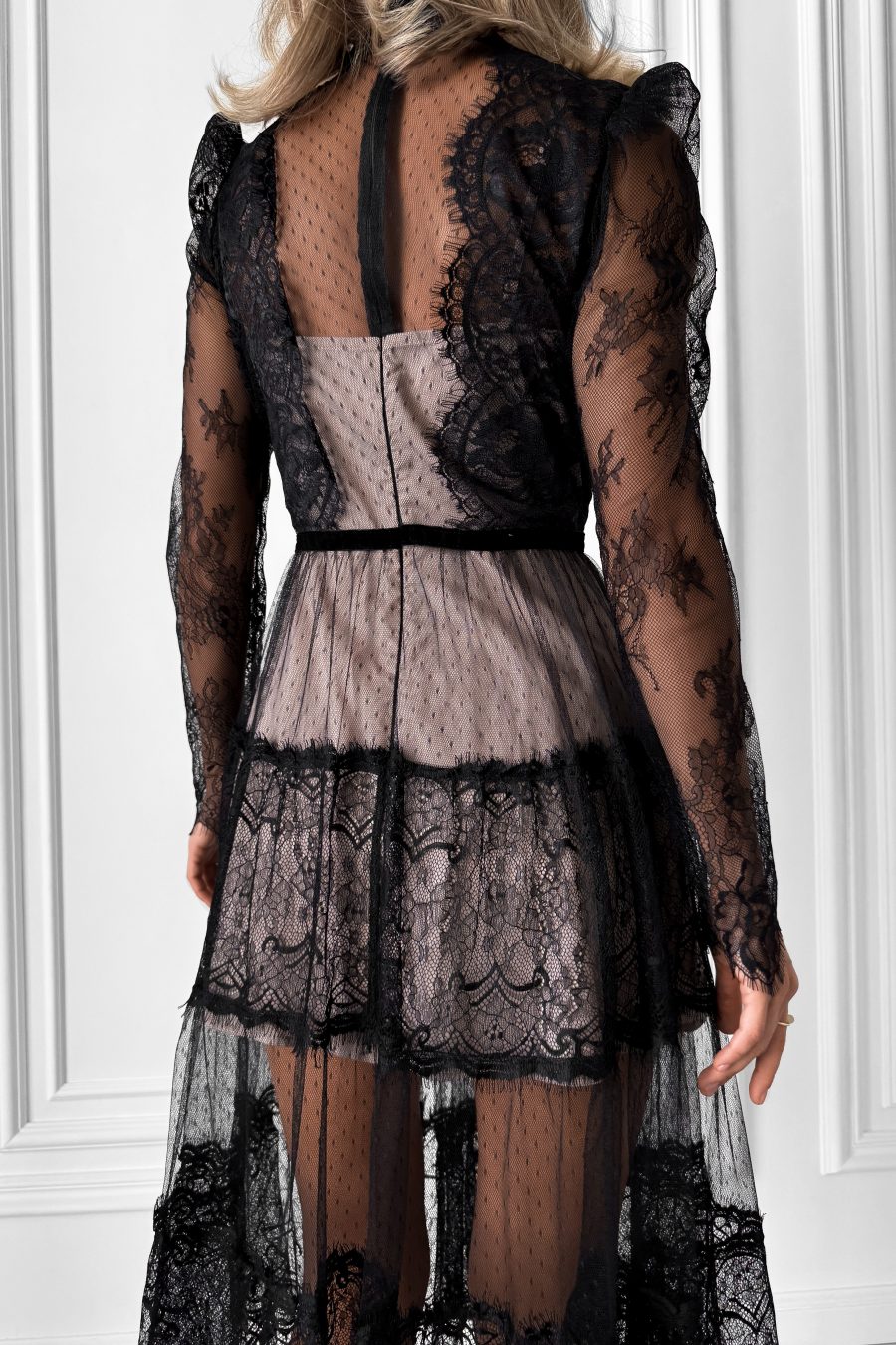 Transparent speckled dress with lace, beige lining