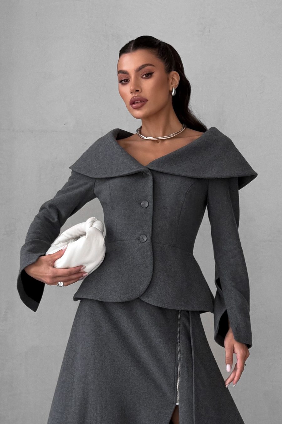 Jacket with a peplum and a wide collar made of Italian wool fabric