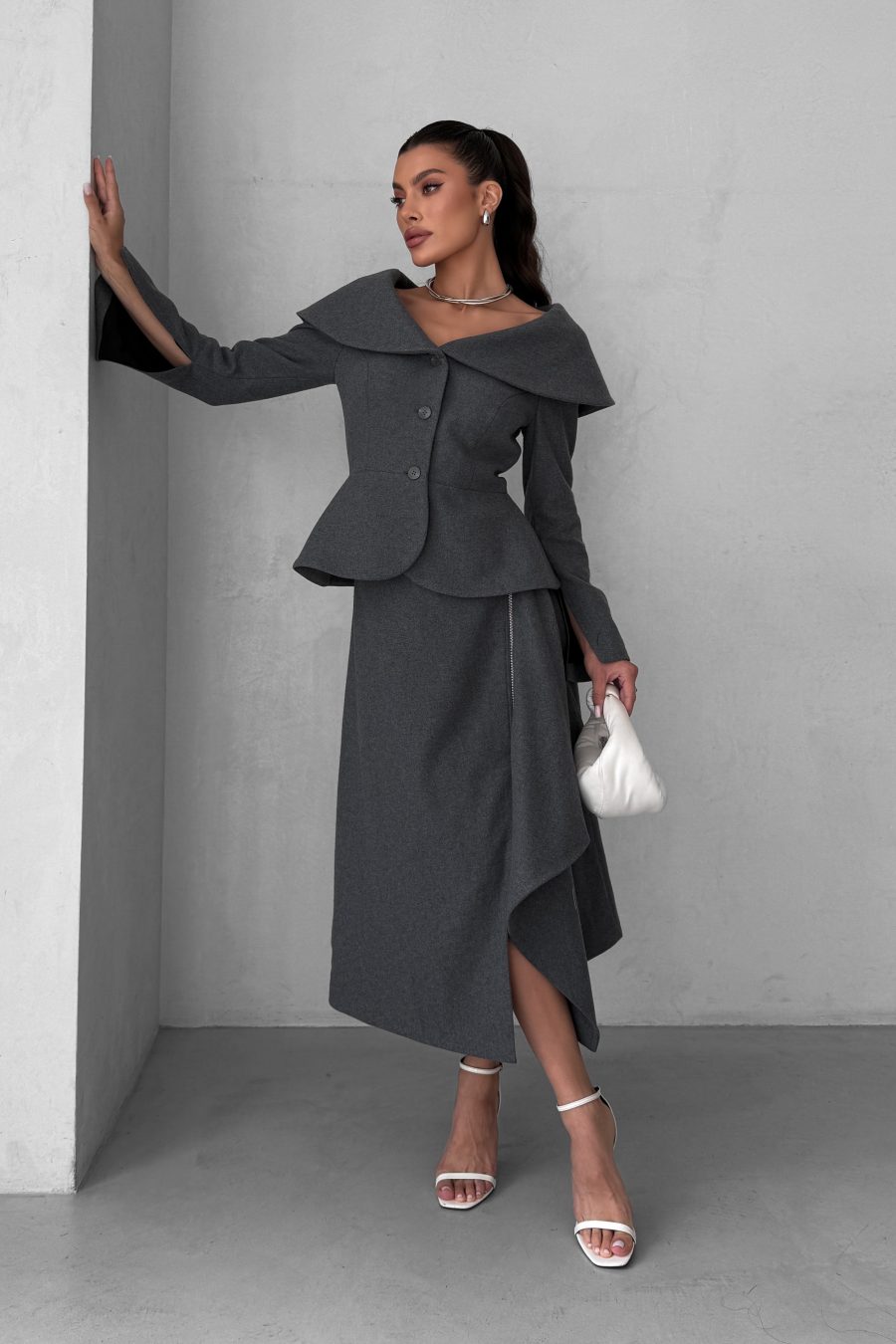 Jacket with a peplum and a wide collar made of Italian wool fabric