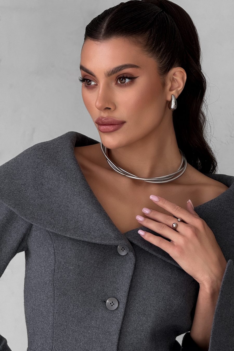 Jacket with a peplum and a wide collar made of Italian wool fabric