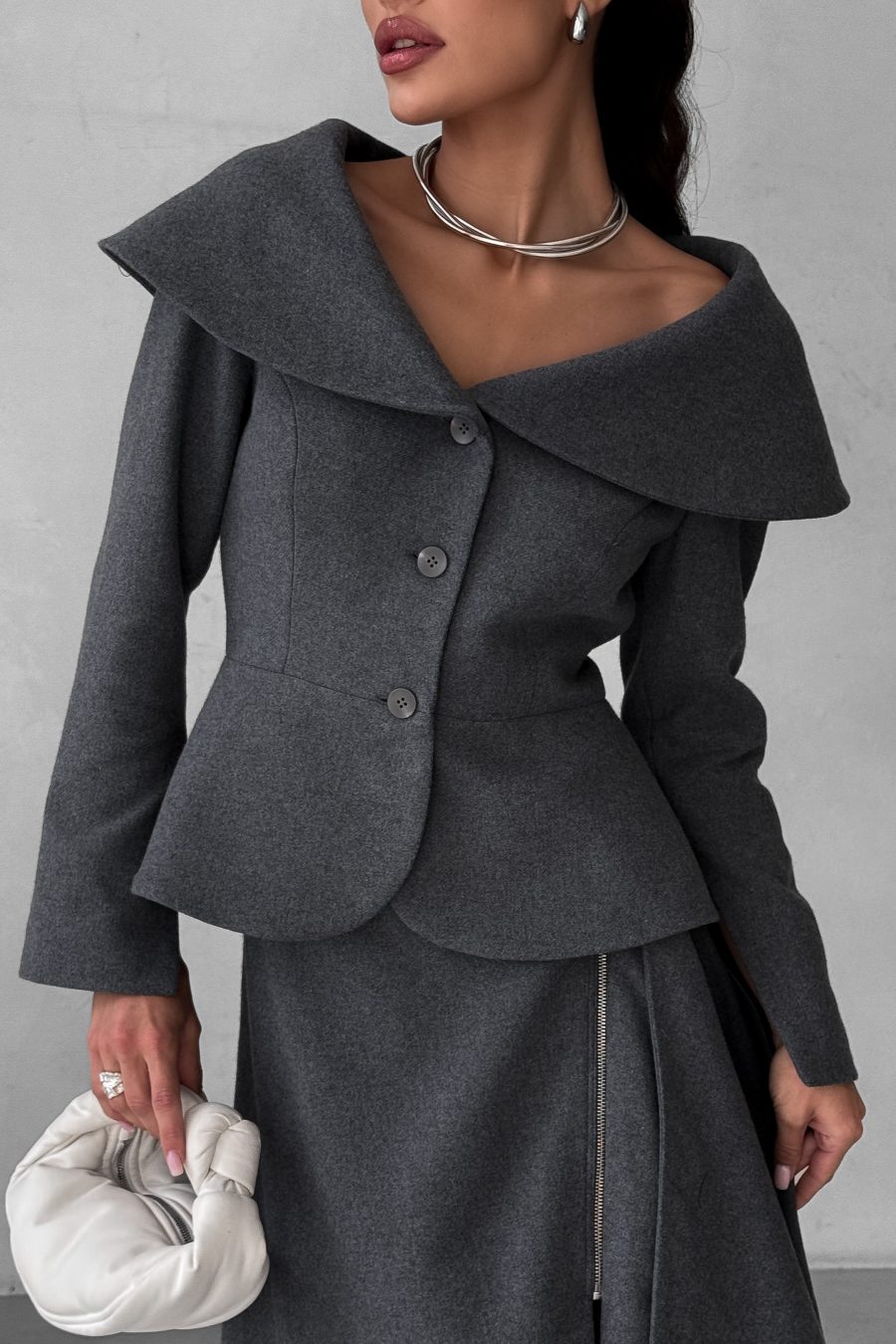 Jacket with a peplum and a wide collar made of Italian wool fabric